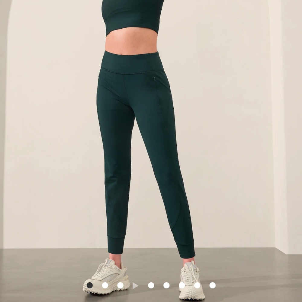 Athleta rainier joggers NWT cypress green